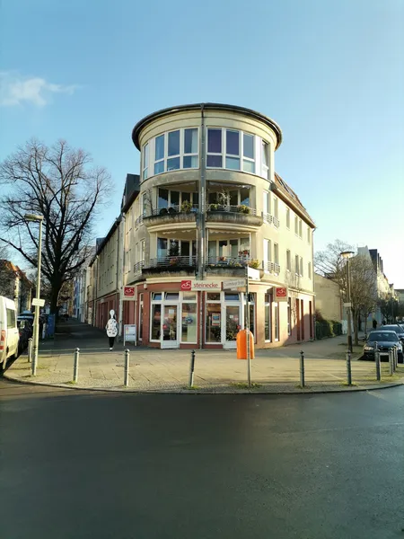 BEFRISTETE VERMIETUNG - Gepflegte 2-Zimmer-Wohnung mit Balkon und PKW Stellplatz- Teilgewerbliche Nu — photo 1